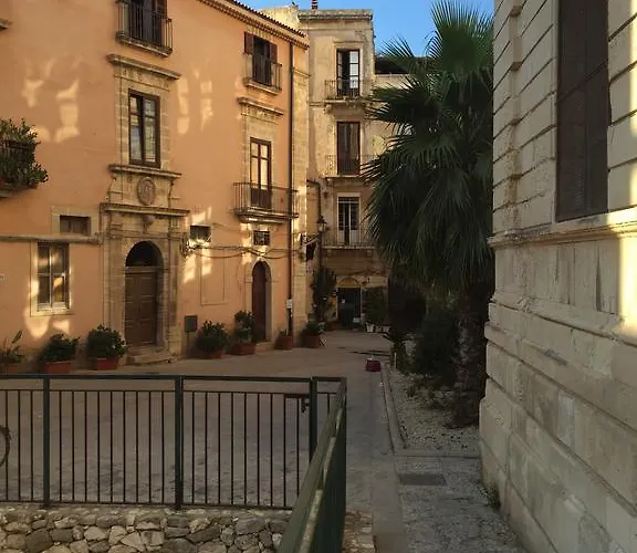 Le C'ortigiane Di Via Mergulensi Апартаменты Сиракузы